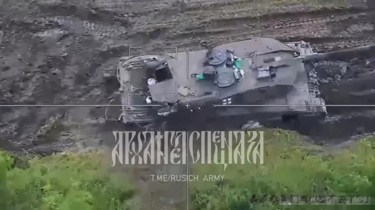 “柳叶刀”击穿豹-2A6侧面的画面，
现在豹2坦克太惨了，在乌克兰战场上一天一个