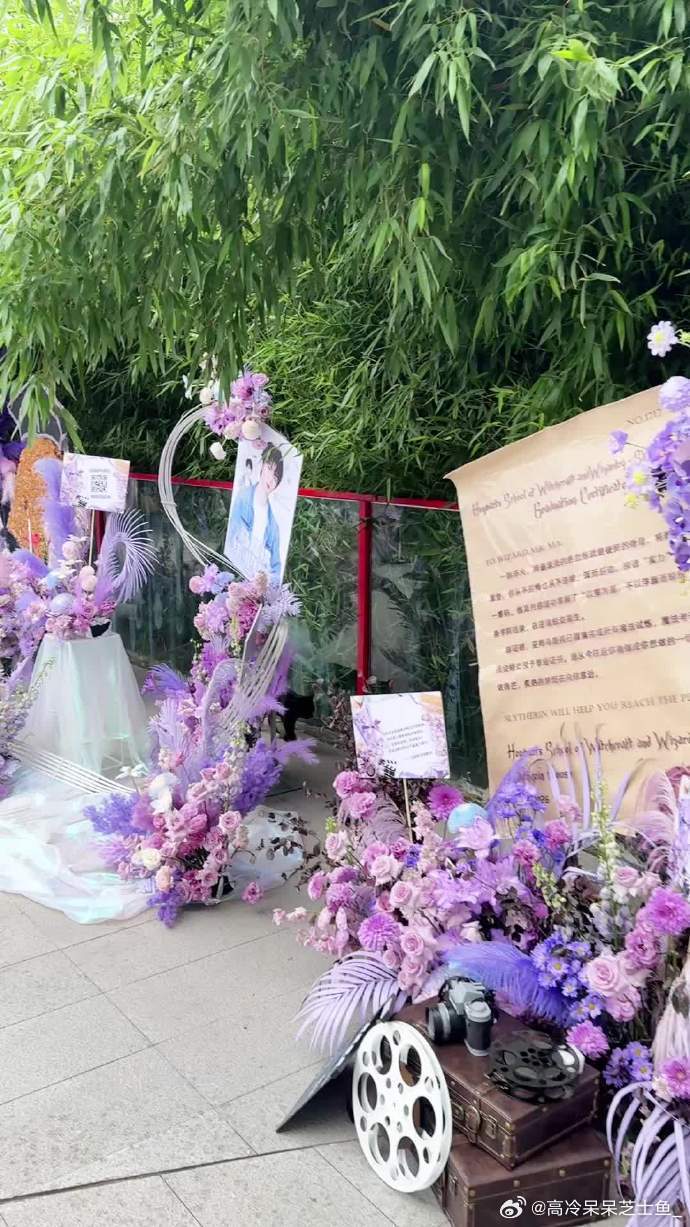 马嘉祺毕业典礼花篮应援谁路过这毕业典礼现场不哇一声啊！马嘉祺的应援花篮摆成花海，