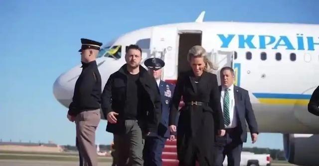 泽连斯基落地美国遭无视，专机机组假装美方人员，自导自演欢迎仪式。


这次访美事