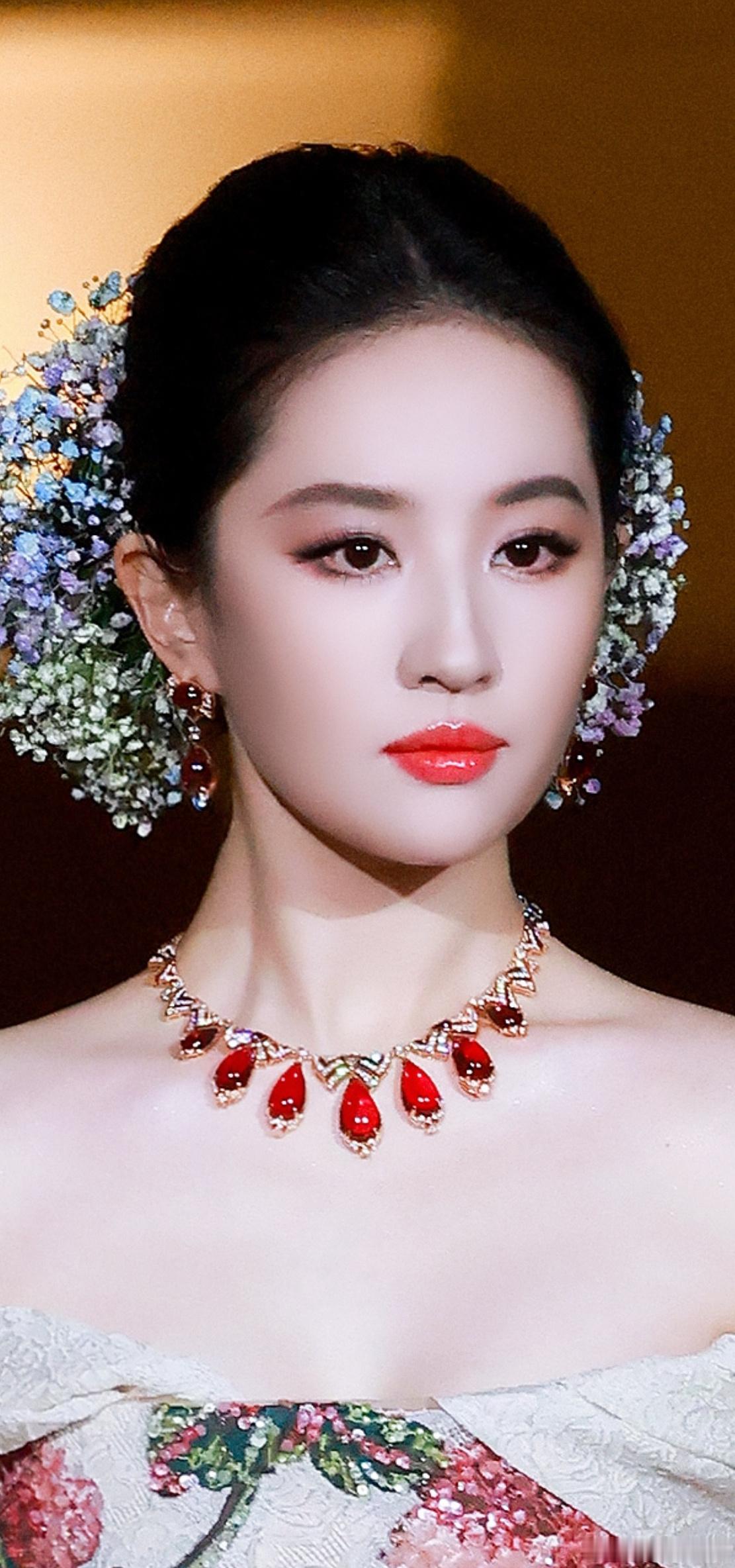 刘亦菲[超话]  刘亦菲VOGUE盛典活动第二组美图刘亦菲 ​​​