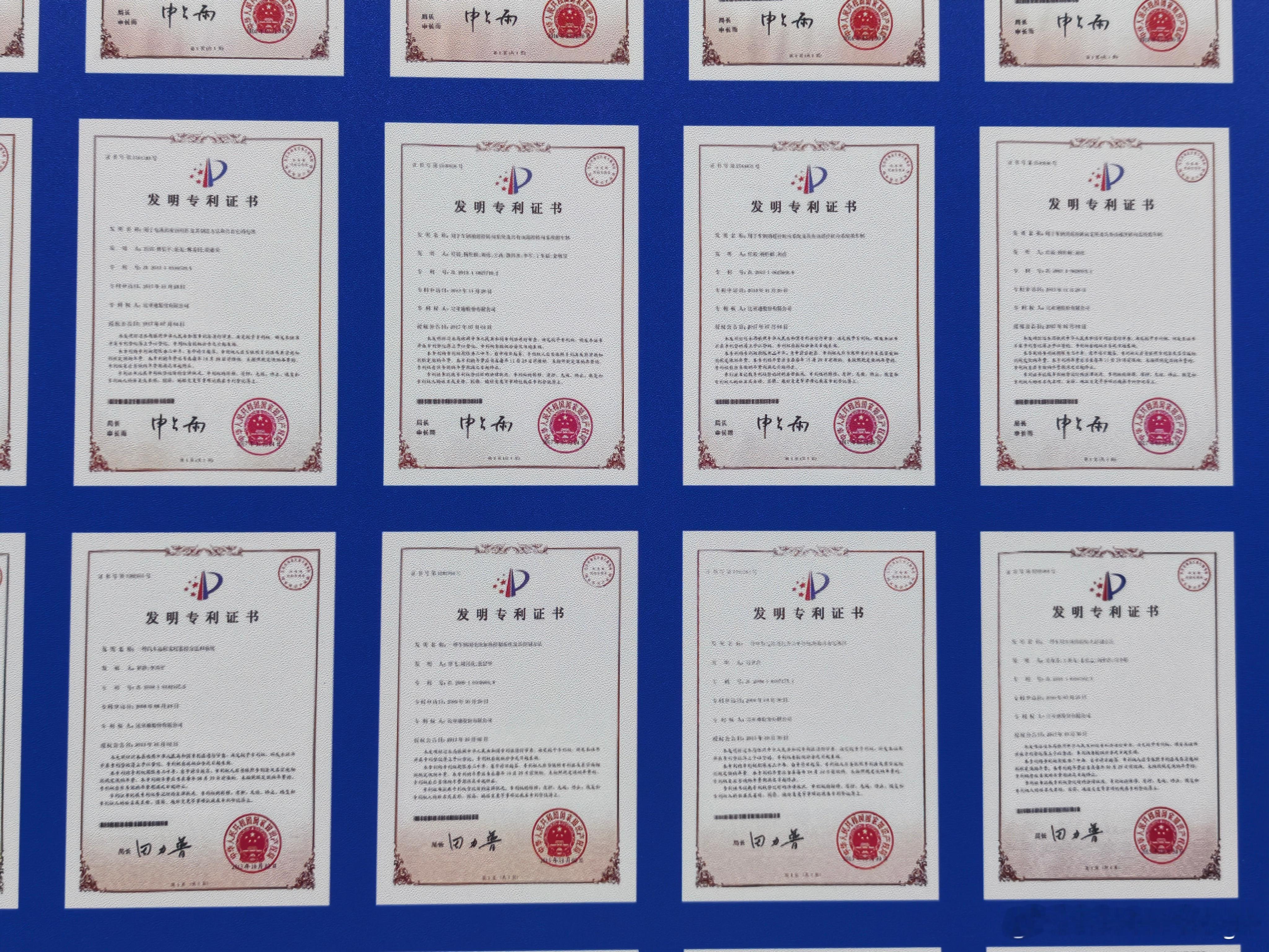 成都车展 10 号馆是比亚迪集团专馆，我现在拍的这几张图是在展馆的门口，左边是比
