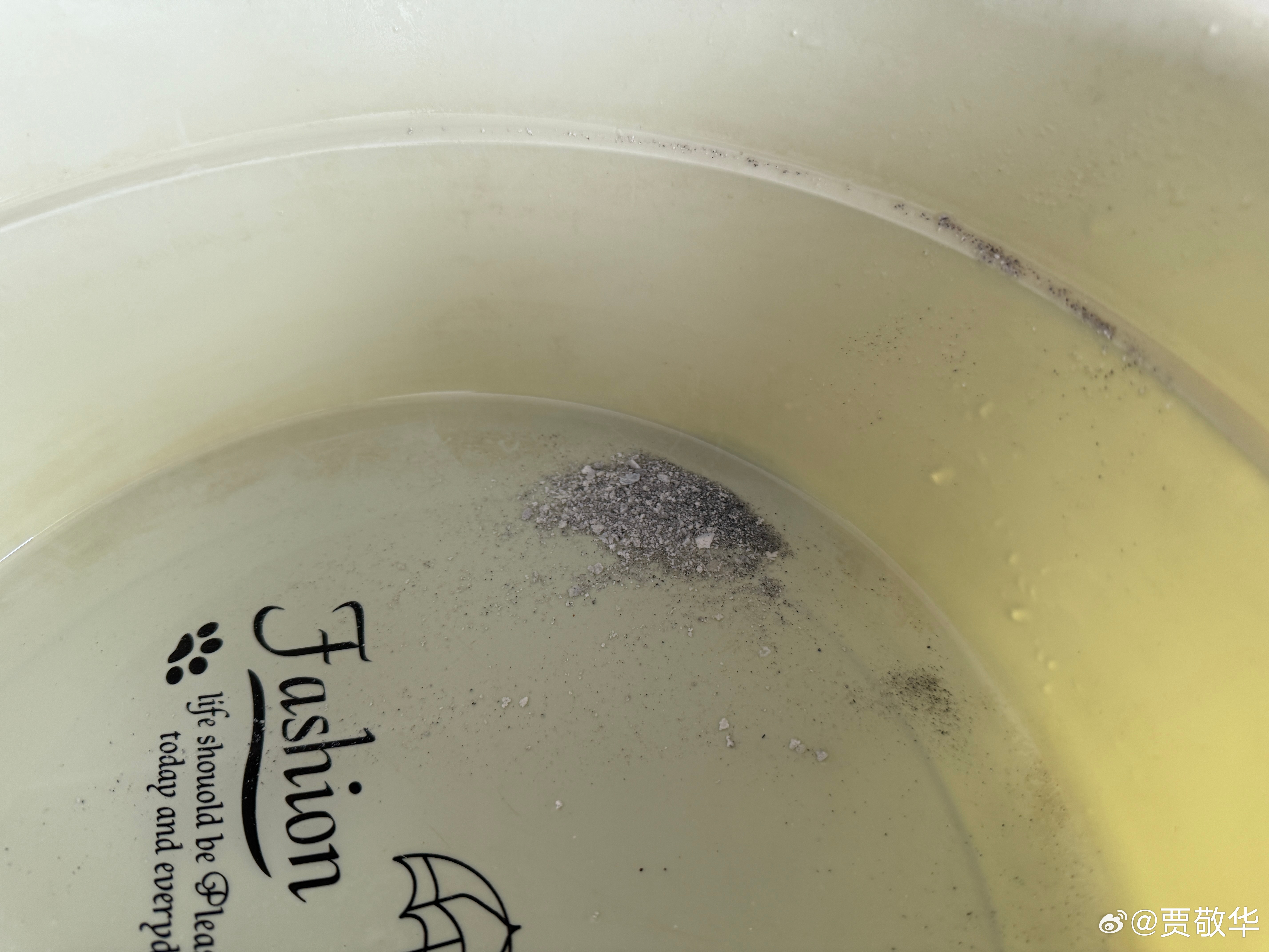 前段时间给壁挂式太阳能换了一个水桶，没想到现在又清理出来那么一堆渣子，这可怎么办