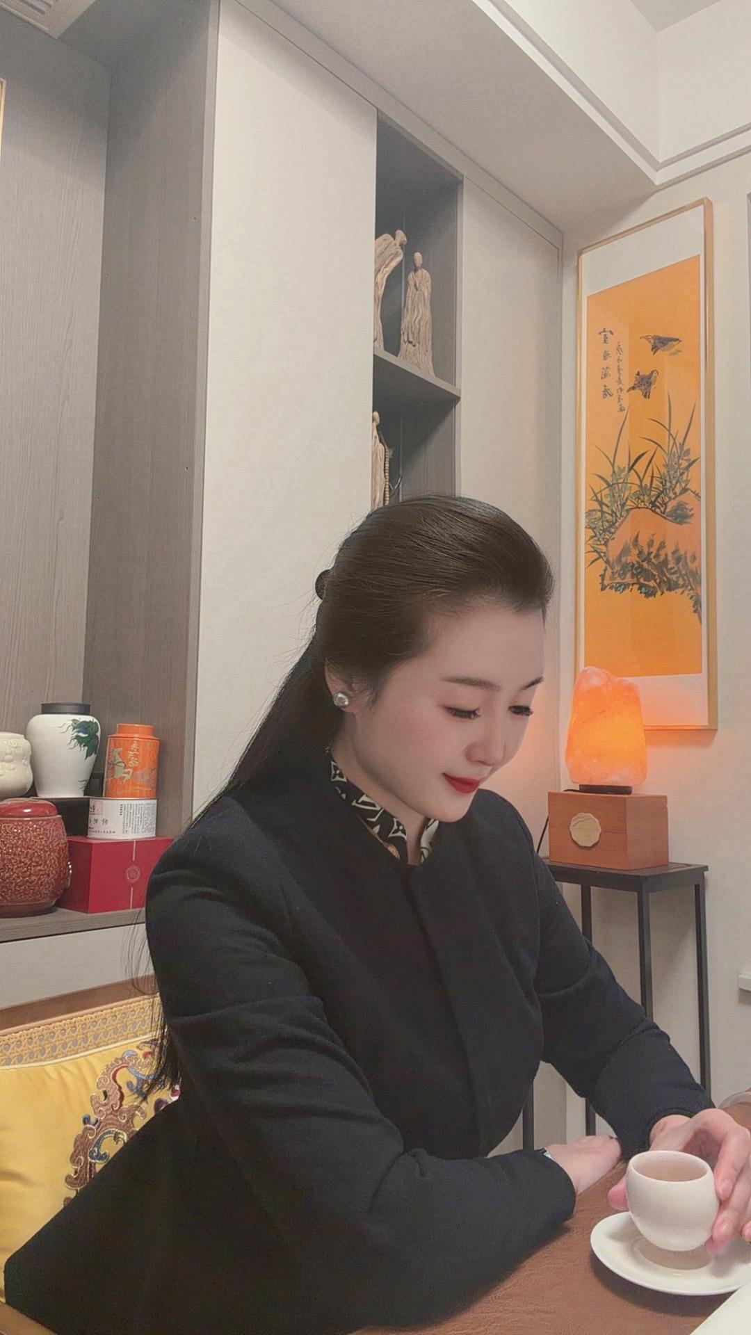 女人靠自己的确很棒，但是可以靠男人的女人其实更幸福，前者是独立，后者是...