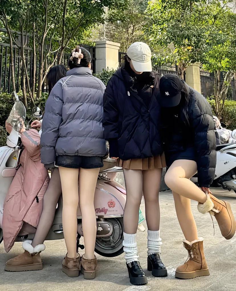年轻女孩们偏爱打底裤与小短裙，不仅因为它们能展现青春活力与时尚魅力，更在于这些服