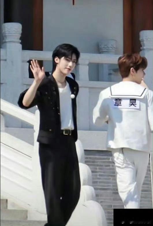 真搞不懂他们怎么上个跑男也要化浓妆 ​​​