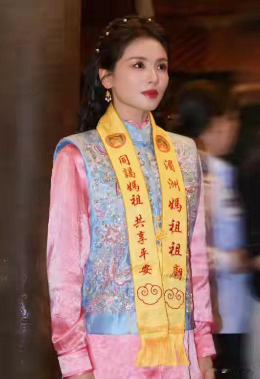 48岁刘涛现身妈祖诞辰，生图脸白嫩如少女，全程护送坐C位有排面 
