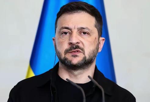 高傲的泽连斯基，终究还是低头服软了。土地属于俄罗斯，资源属于美国，债务属于欧盟，