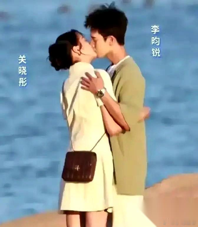 一张AI定制的“破碎心”，点赞520万，这操作内娱圈都得学学。 下午两点，关晓彤