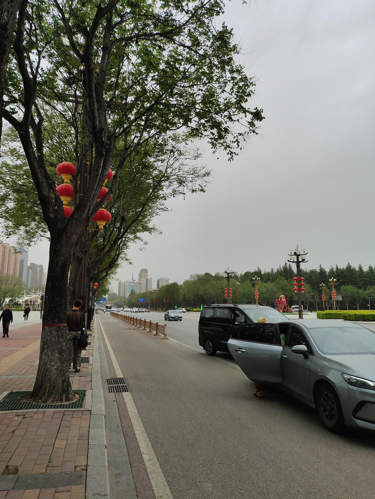 今日分享随手拍照片阴雨天的城市街道，少了几分喧嚣，多了几分沉静。路边的红灯笼还带