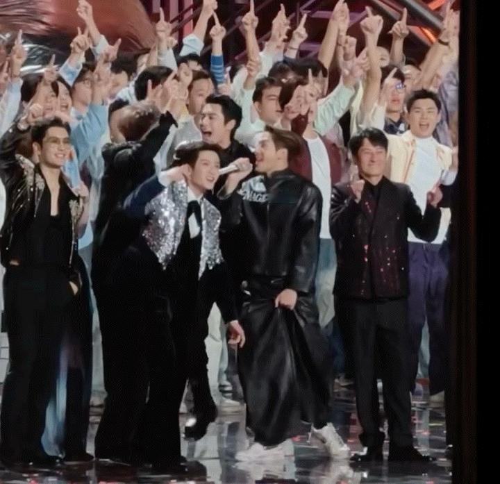 哈哈哈哈哈怎么是我们家孩子热情地把一样捞了进来哈哈哈哈哈一样似乎并不想加入但hh