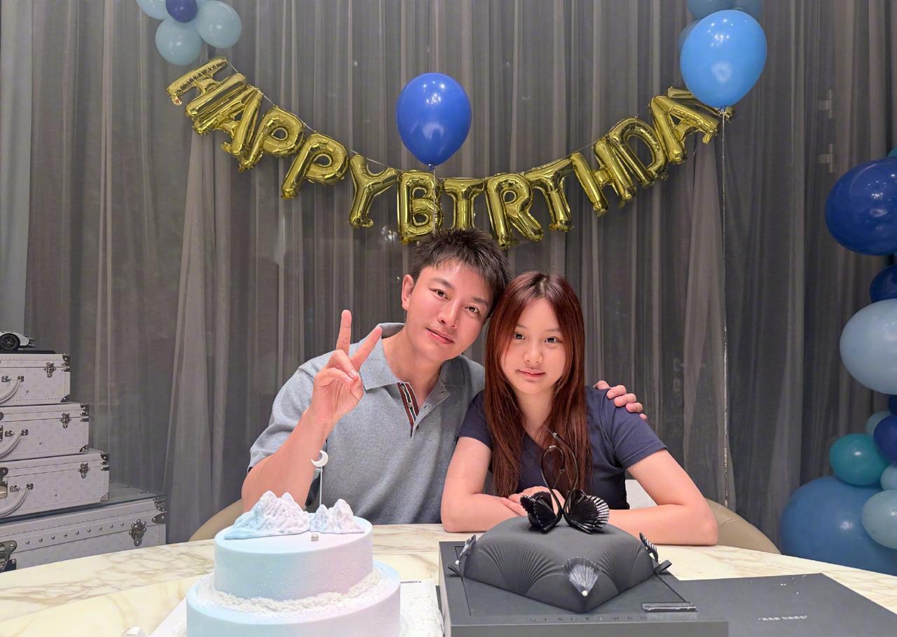 左边是贾乃亮，1984年出生，身高181cm。
右边是贾云馨，小名甜馨，2012