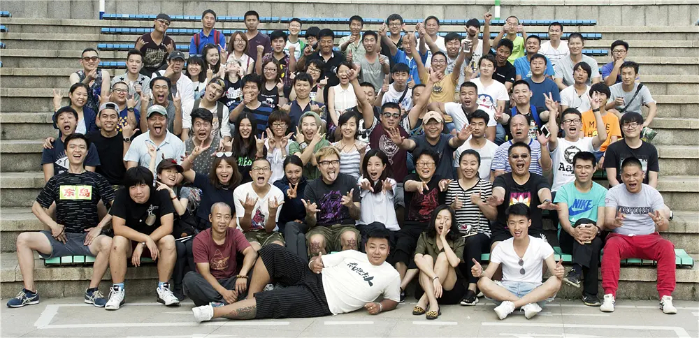 这部电影的命运比剧情还曲折……主演塌房、导演换人、补拍删改、雪藏十年，居然还能上