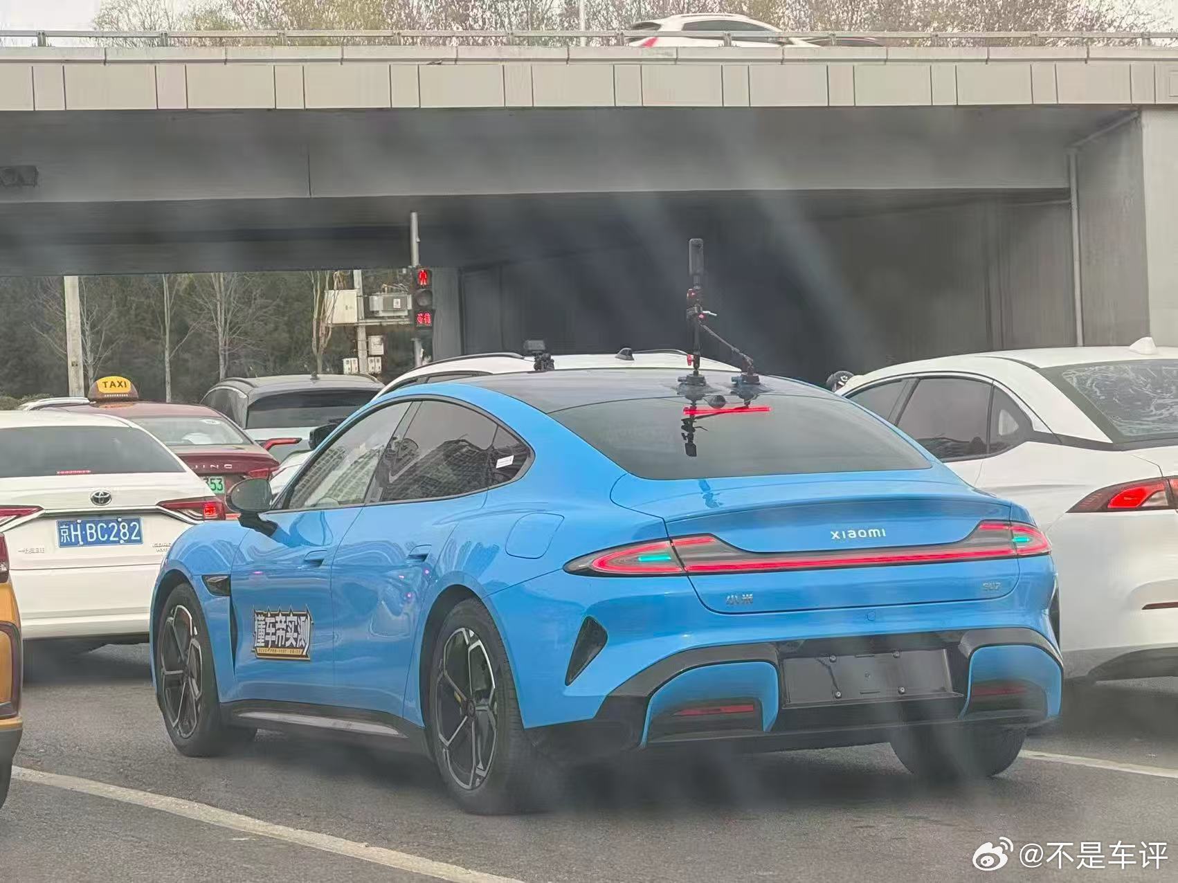 路上看到新 su7 小蓝灯 