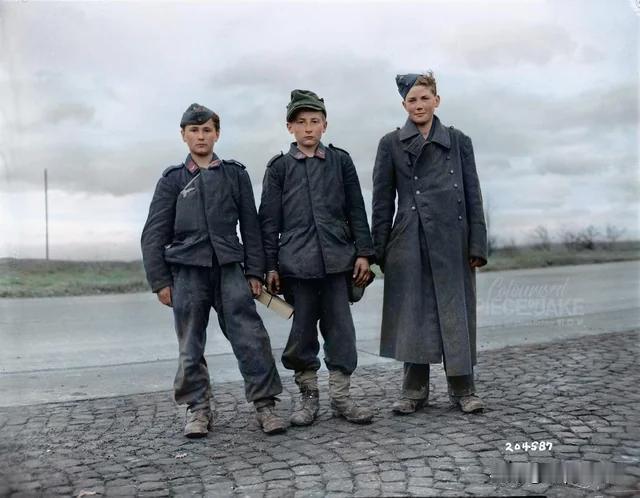 1945 年 3 月 19 日，在德国黑森州的吉森附近的美国第六装甲师俘虏图中这