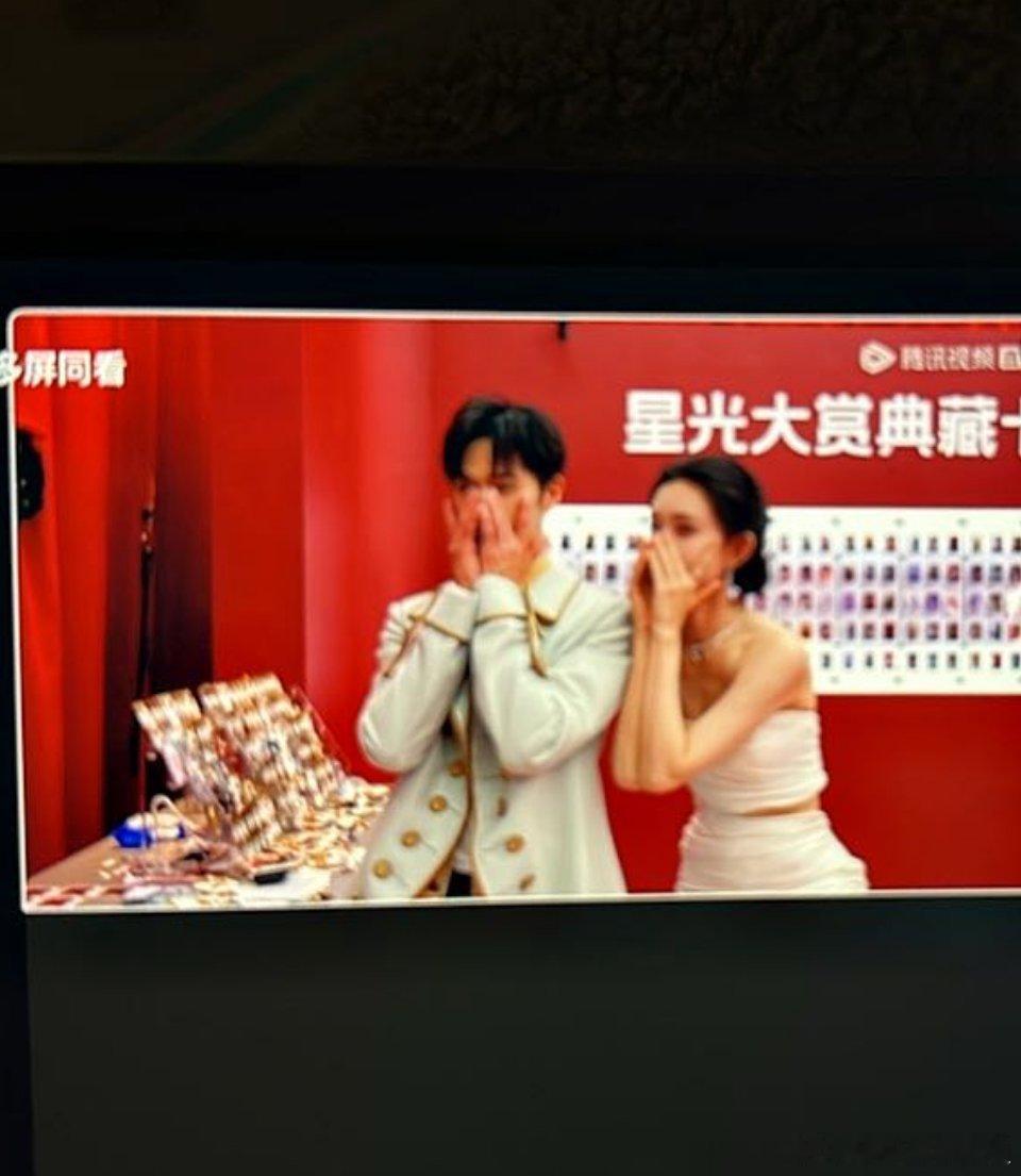 李昀锐孟子义你俩聊啥呢这俩人一凑一块儿就停不下来，笑声不断，感觉关系是真的好，完