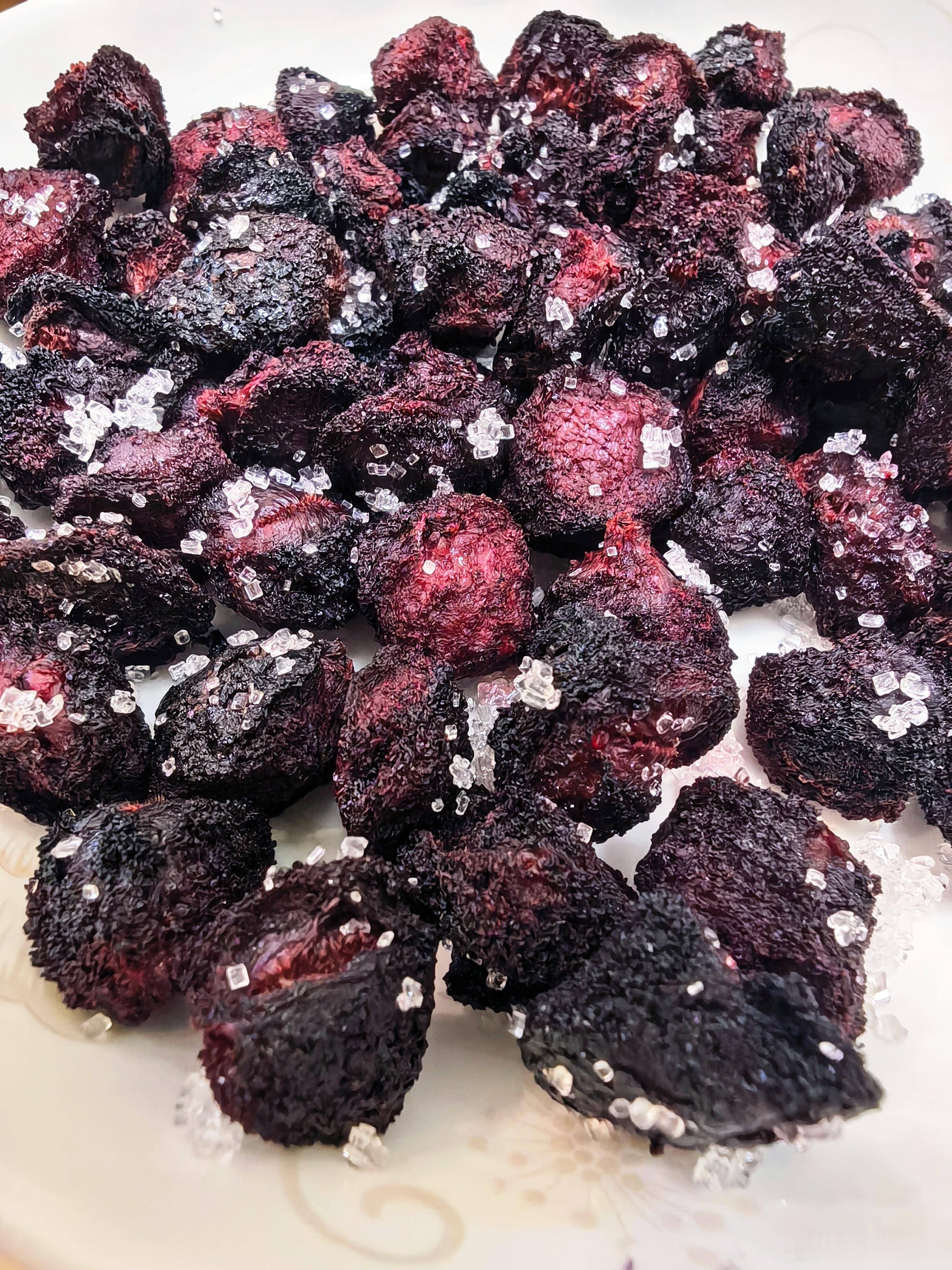 几斤杨梅做成干就剩那么点了不过味道还是不错的，当当小零碎 