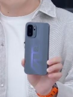 一加 Ace6 至尊版「王牌觉醒」 真机亮相～-165Hz 京东方定制屏幕-天玑