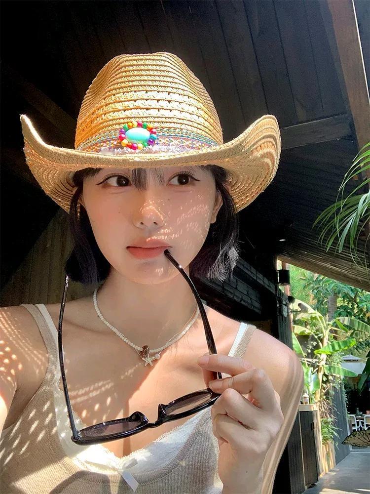夏日清新穿搭，草帽与墨镜的完美组合🌞