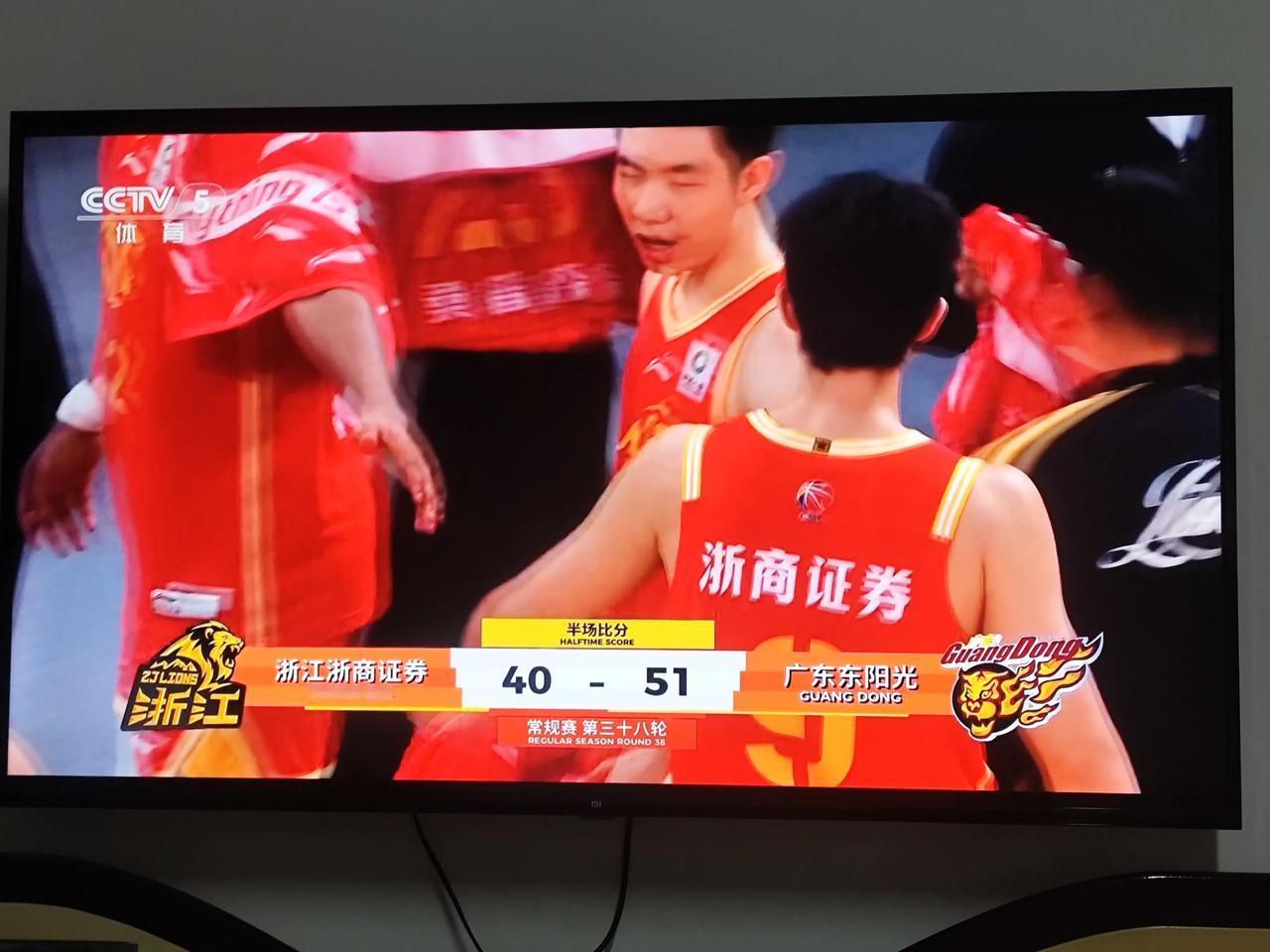 CBA常规赛第三十八轮今晚迎来一场焦点大战，卫冕冠军浙江浙商证券主场对阵广东东阳