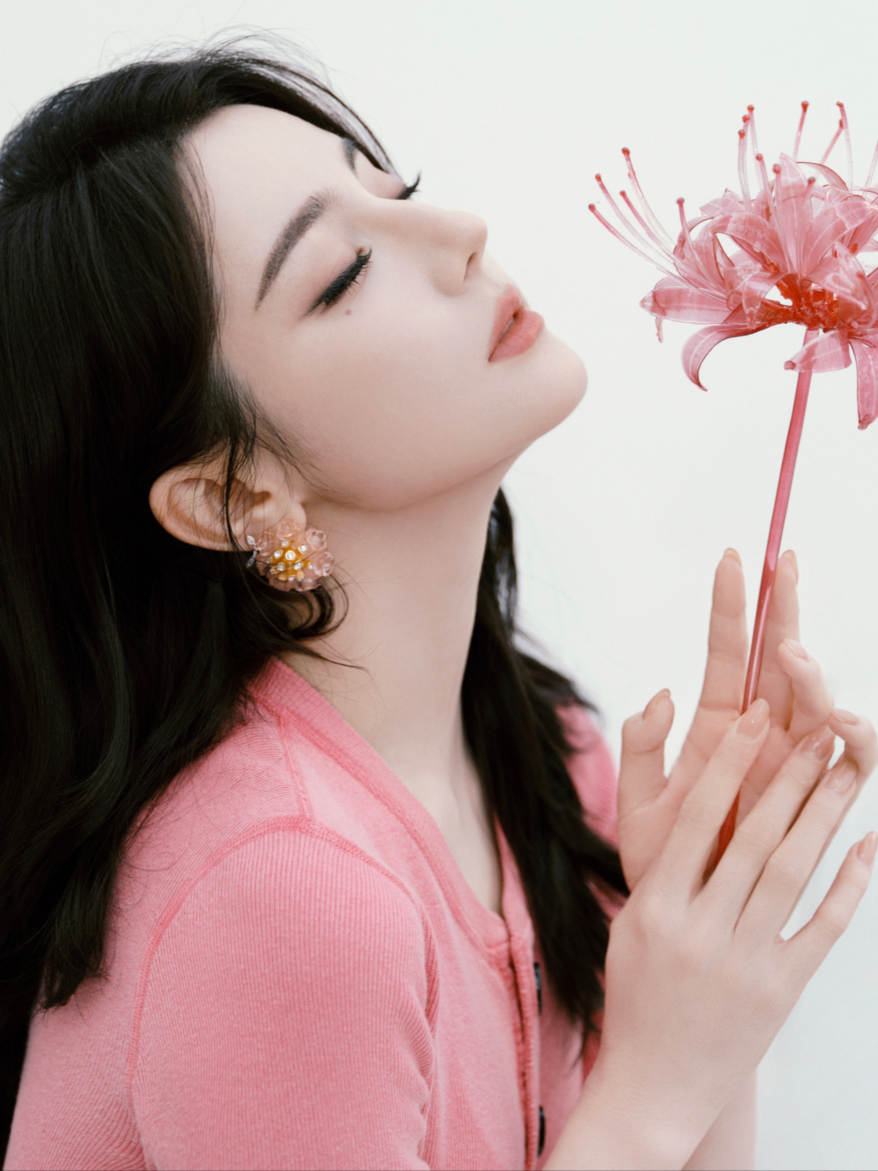 迪丽热巴美的好有故事感迪丽热巴最新物料：追剧团定妆照出图📷 