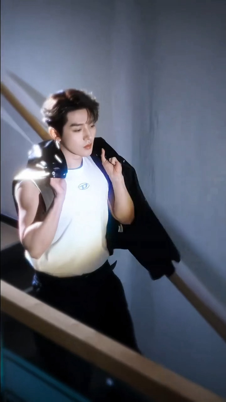 邓为露肌肉 新鲜的邓为 性张力拉满 肌肉线条完全是犯规 身材太好啦😍 