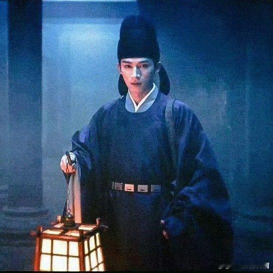 王星越古装白发 一眼万年的白发古装，王星越身姿挺拔、眉眼清俊，完美演绎星官萧怀瑾