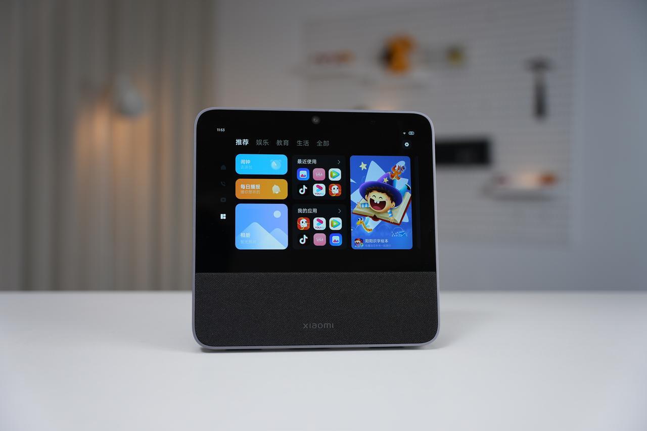 Xiaomi 智能家庭屏 Pro 8

设计上面还是屏幕+音箱，自带支架，还可以