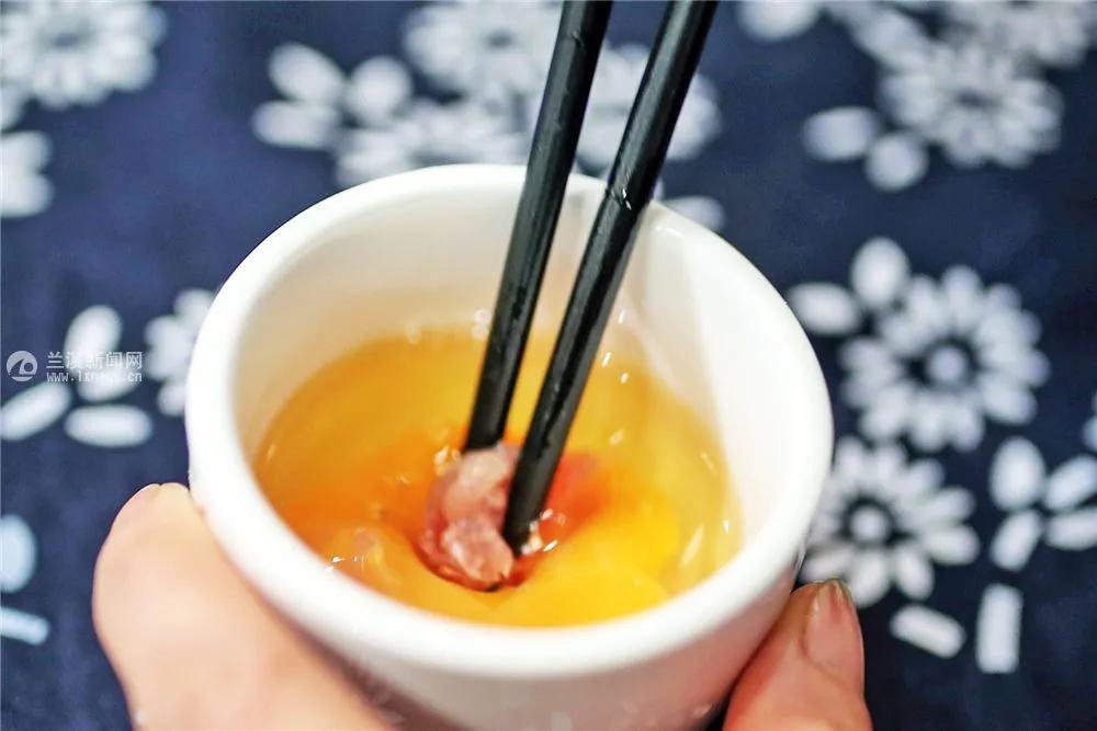 “吃饭不掼蛋，等于不吃饭”。
拜托，也不讲清楚，我还以为是这个灌蛋啊！
就是往蛋
