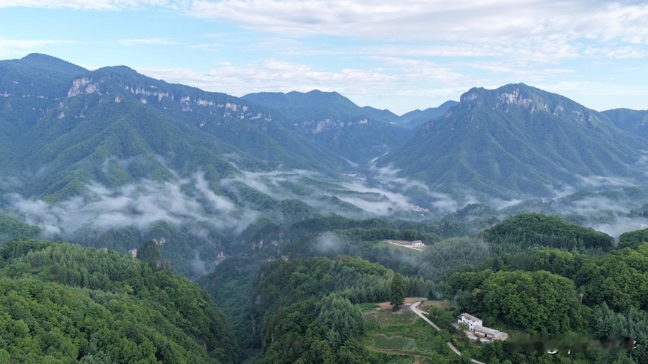 神农架红坪镇田家屋场避暑邀约
       在神农架红坪镇红河村田家屋场，海拔1