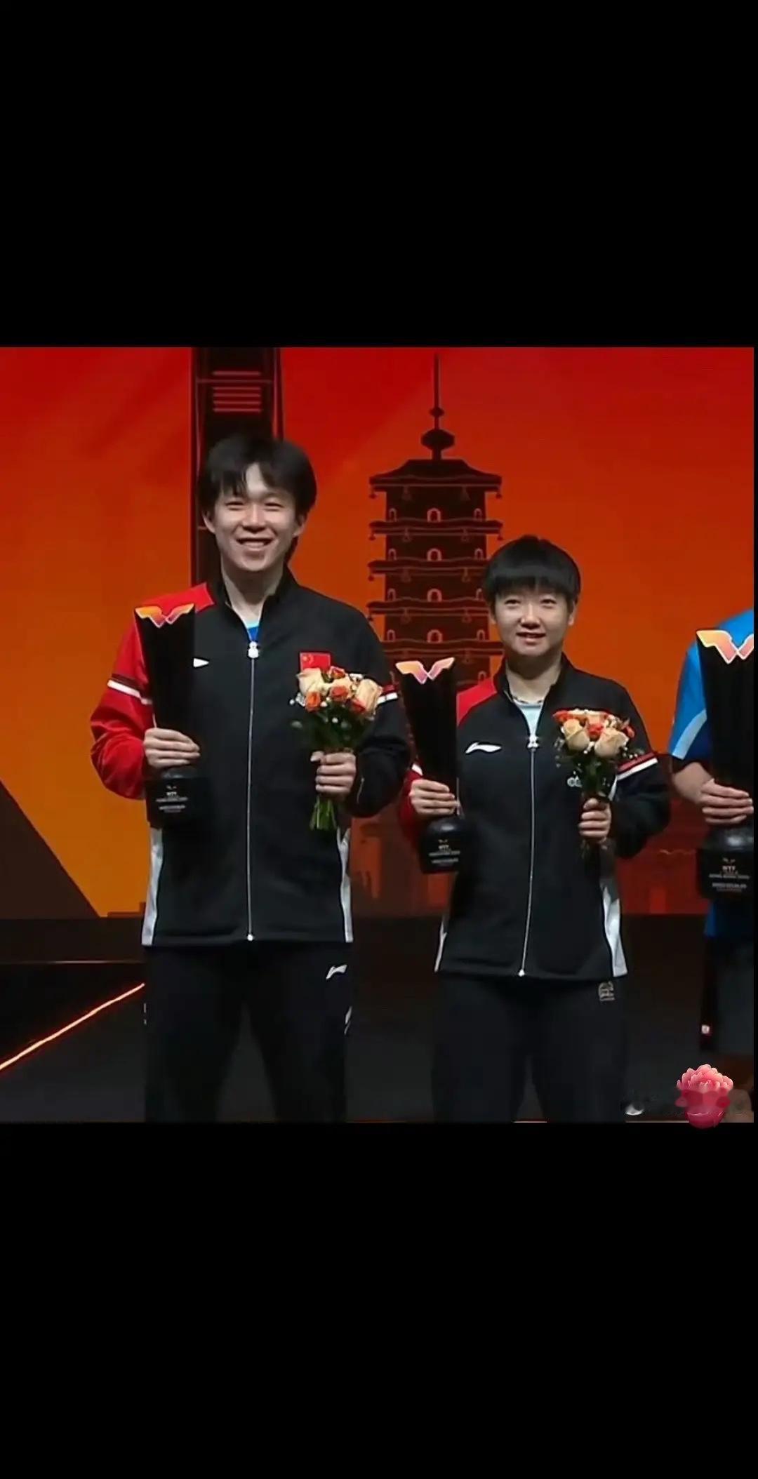 林钟勋说感谢你们用最尊重竞技体育的方式站在场上打完比赛。从你们决定上场，我除了敬