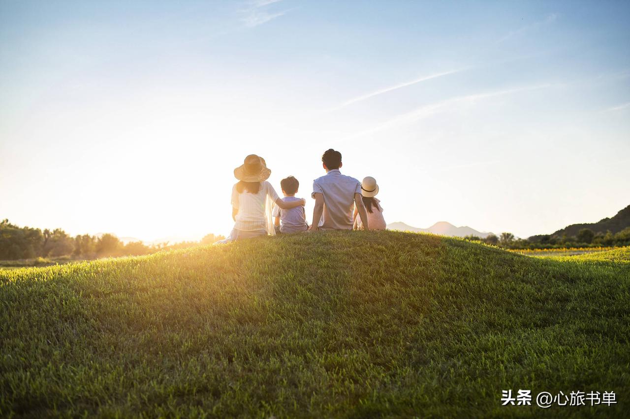 他懂事的直接原因就是家长的正面引导。
印度“狼孩”的故事为世人知晓，这个孩子与外