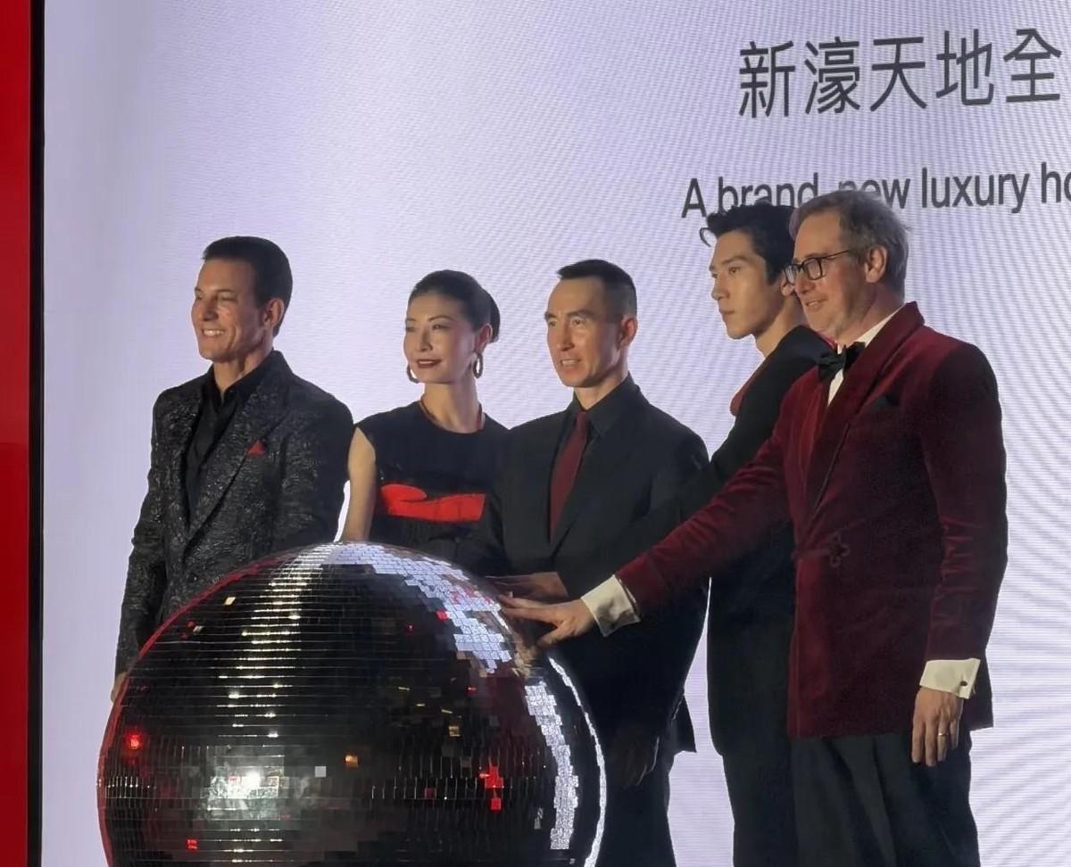 去年还亏7.8亿港元，今年转头就赚回来10.6亿港元，净收益干到402.4亿港元