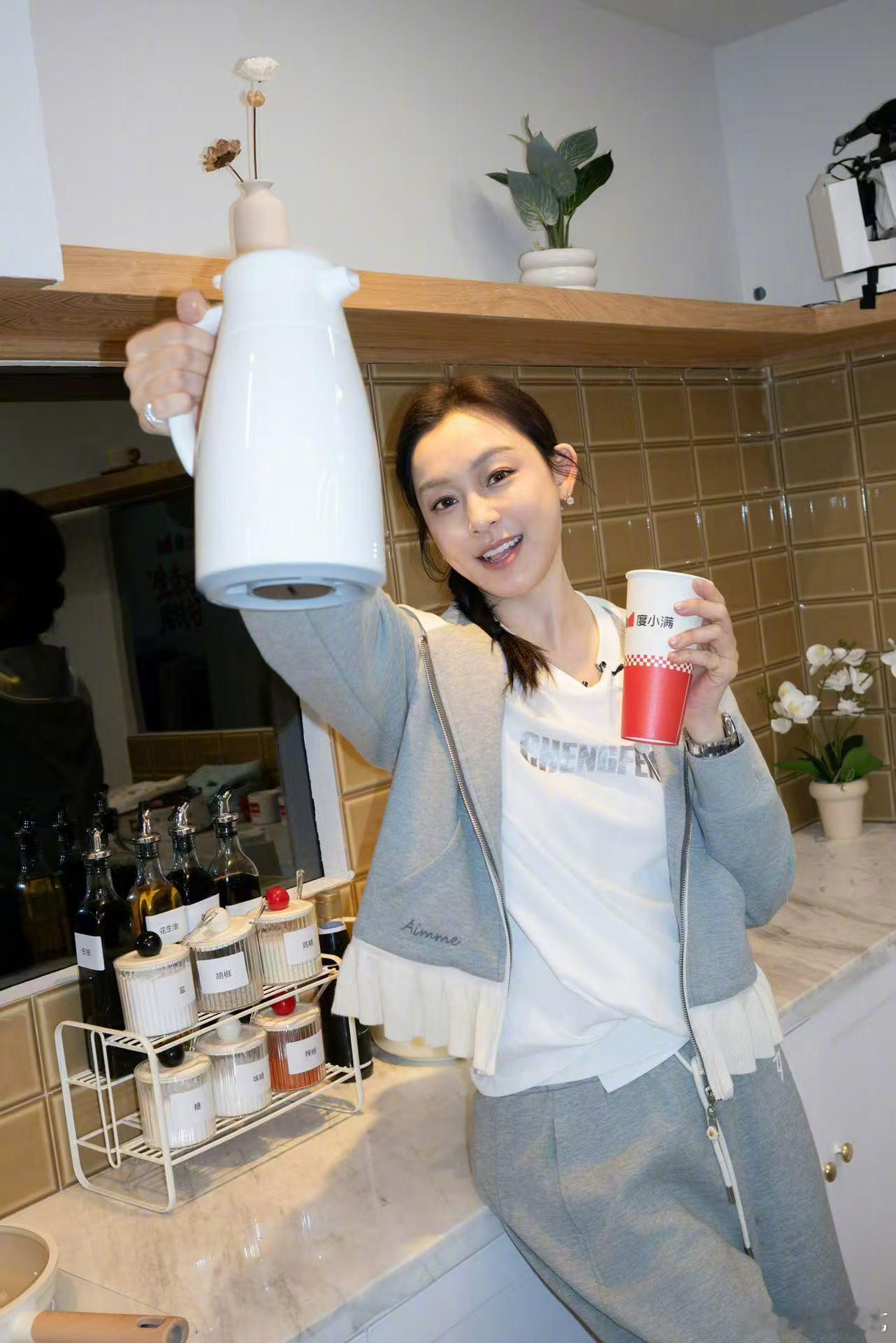 范玮琪忘动作了 发文回应范玮琪咋自己玩上了 “这是我第一次唱跳”，出道多年依旧选