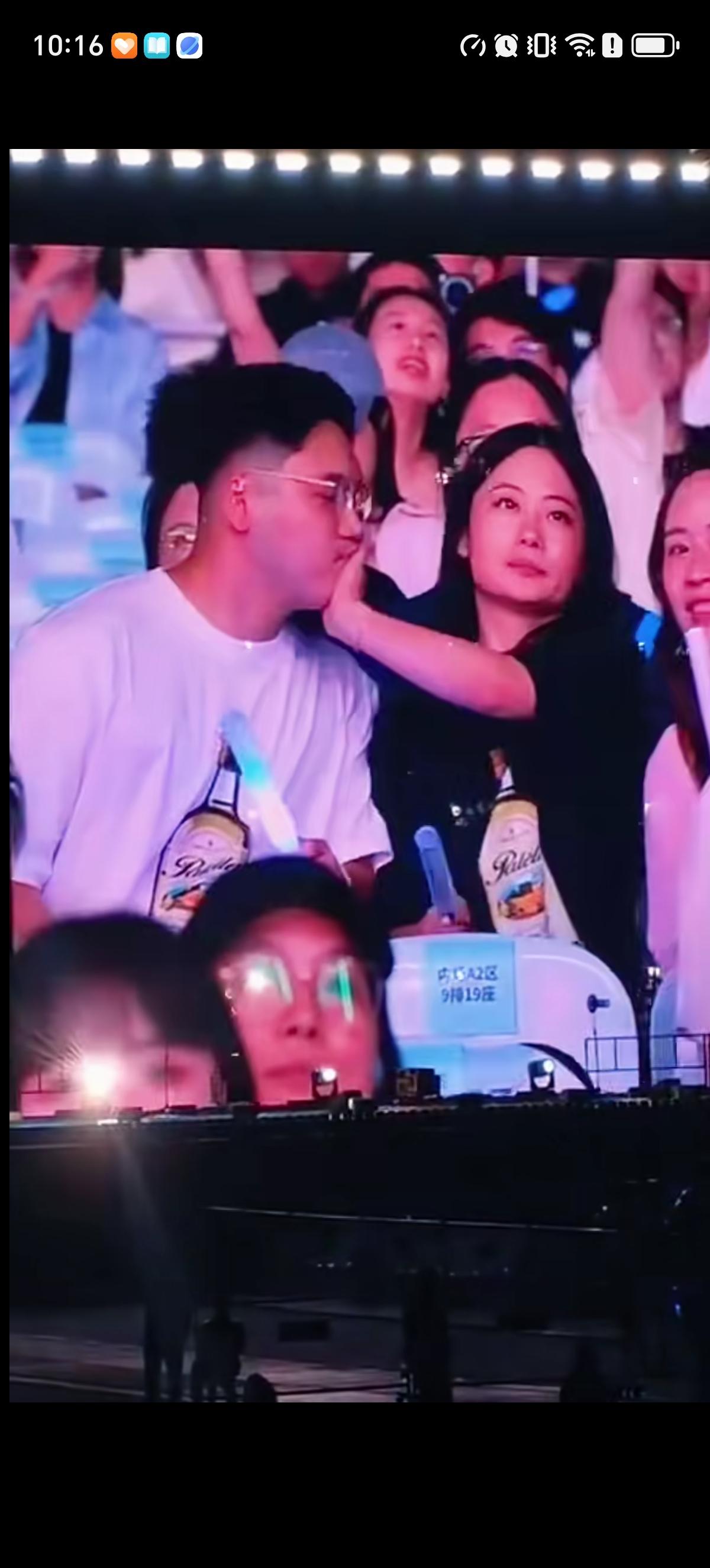 演唱会上男子想亲亲女友的脸，却被女友嫌弃厌恶的捂住嘴一把推开。而女友转身就跟身边