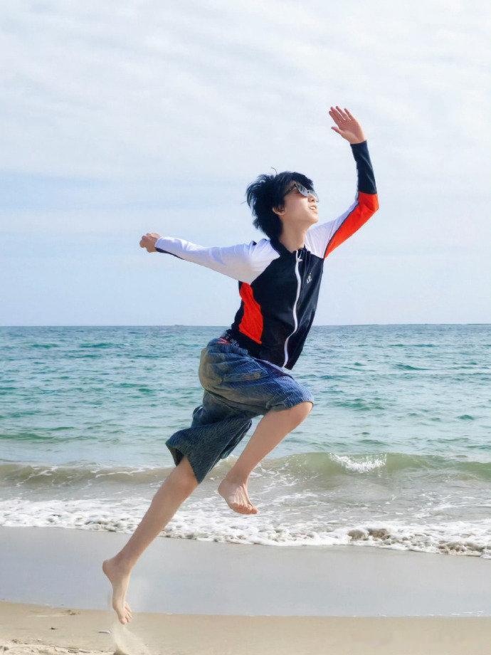 杨博文模仿孙悟空海边奔跑 哈哈哈杨博文石猴出世 杨博文石猴出世模仿孙悟空海边奔跑