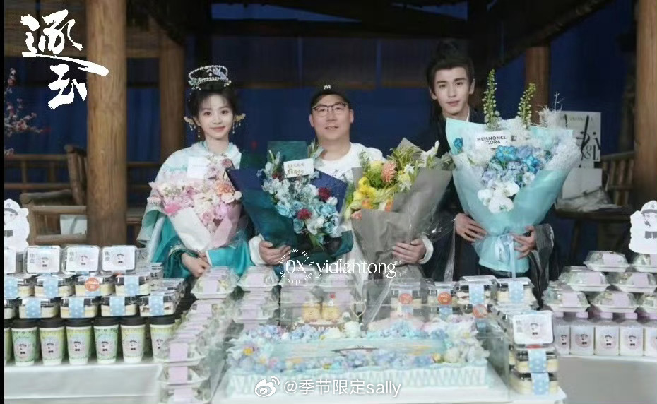 张凌赫田曦薇曾庆杰杀青合照 