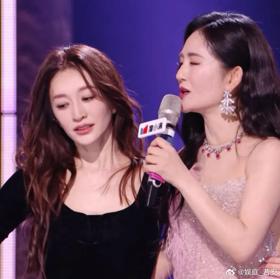 关于李小冉我做塑形教练的闺蜜跟我说了一句大实话那就是已经50岁的李小冉能保持这么