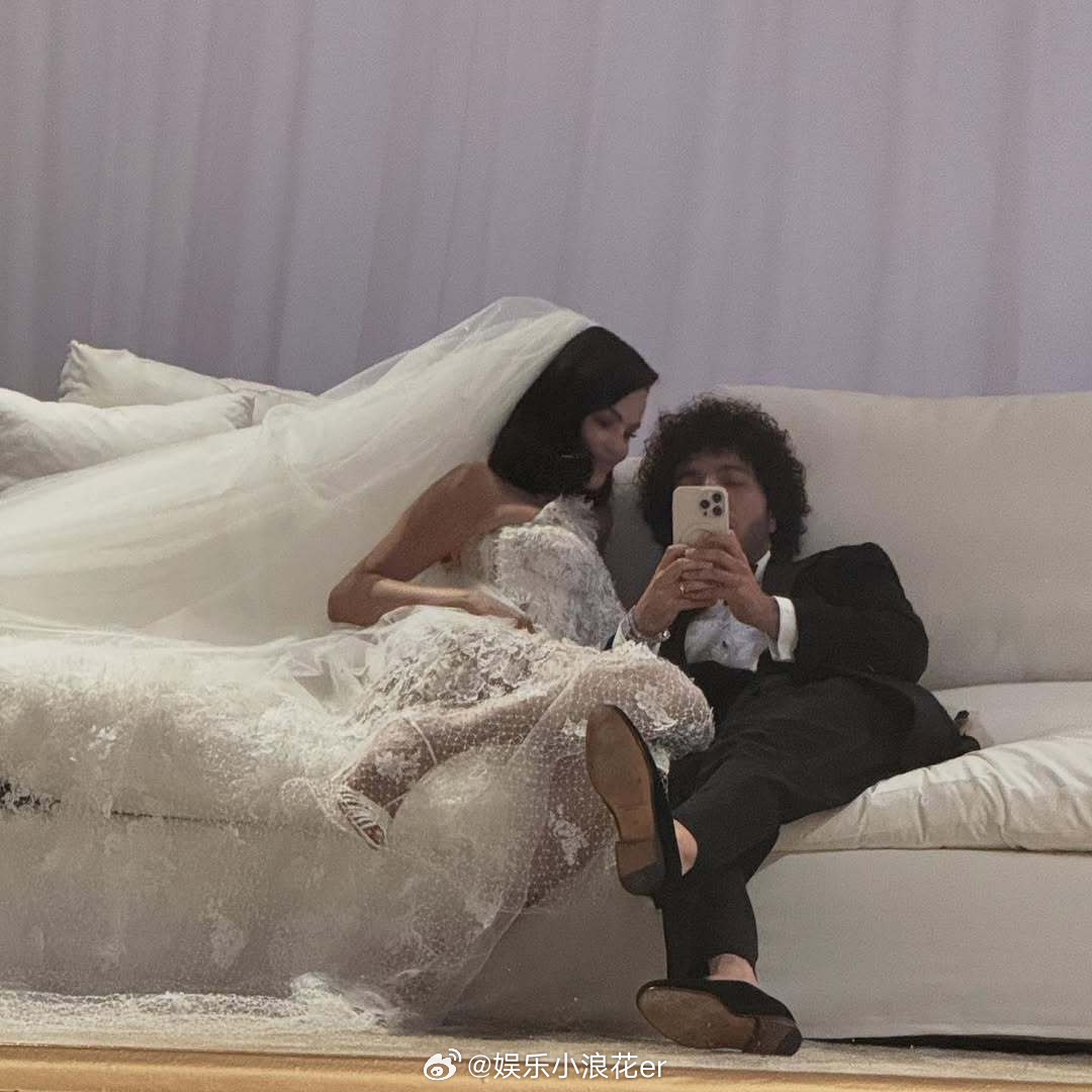 赛琳娜婚礼后台照赛琳娜老公夸她是迪士尼公主 赛琳娜老公Benny Blanco晒