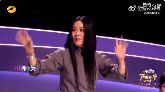 那英黑长直看得我想把脉了声鸣远扬被那英的黑长直惊艳到了！乌黑的长发又顺又亮，搭配