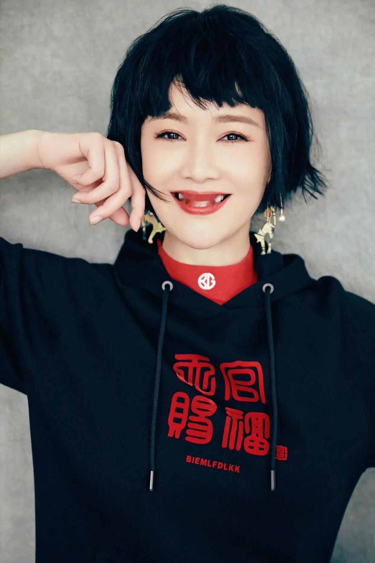 看到这个照片，还以为是一位20岁的妙龄少女呢？定睛一看，居然是左小青，再三确认，