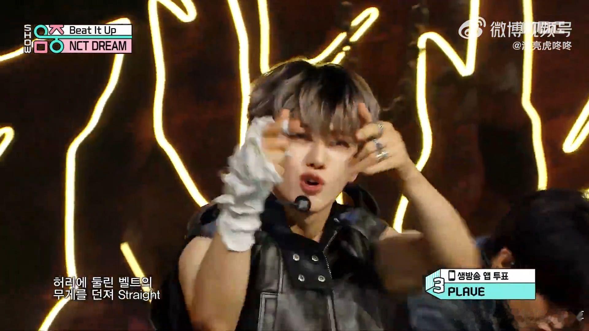 队形变换超丝滑，连头发丝都在配合节奏疯狂起舞，视觉冲击力与舞台表现力直接拉满，不