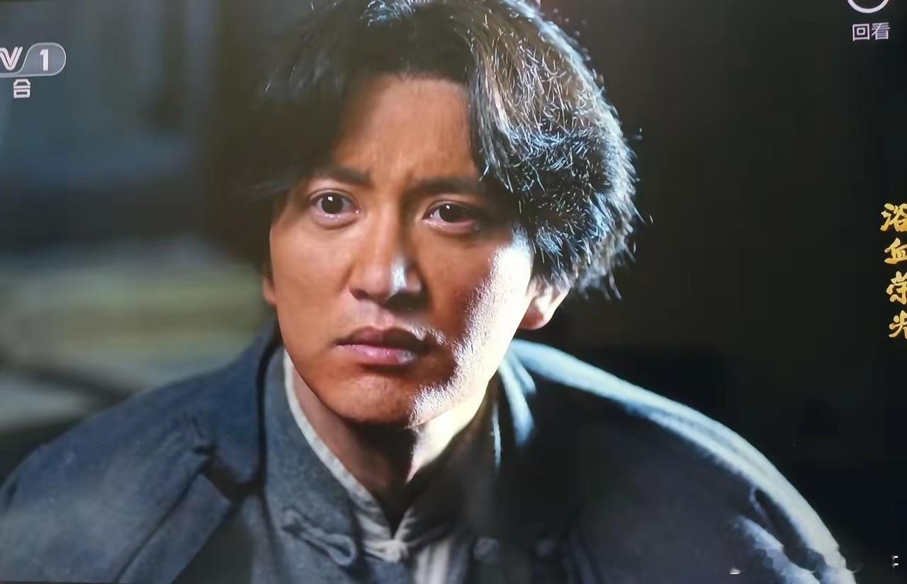 大家发现没有？《浴血荣光》中王仁君饰演的毛委员，嘴唇下方怎么没有“肉痣”？此时1