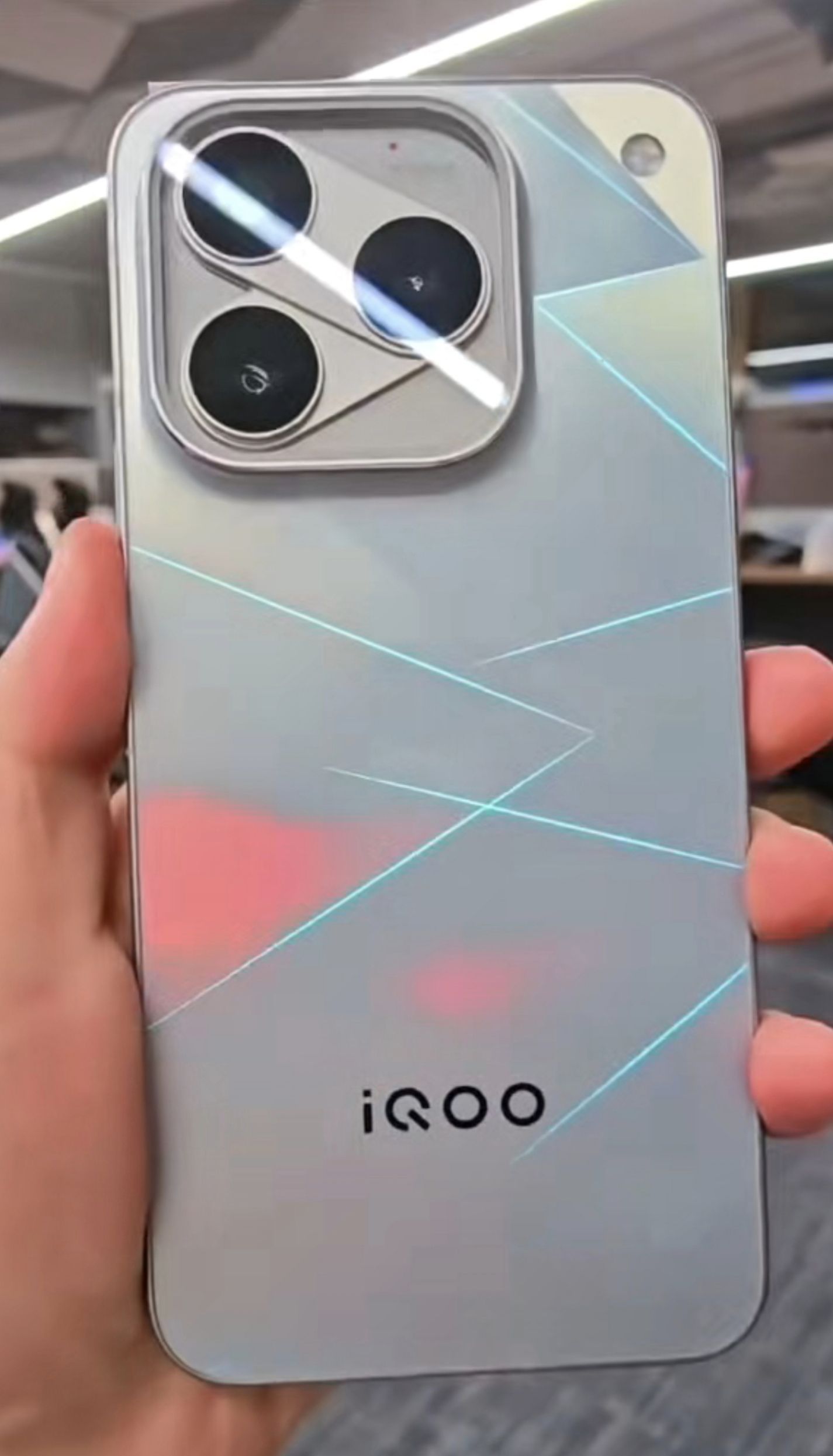 iQOO 16真机？全新设计，方形Deco，摄像头模组外围有方形边包裹，闪光灯在