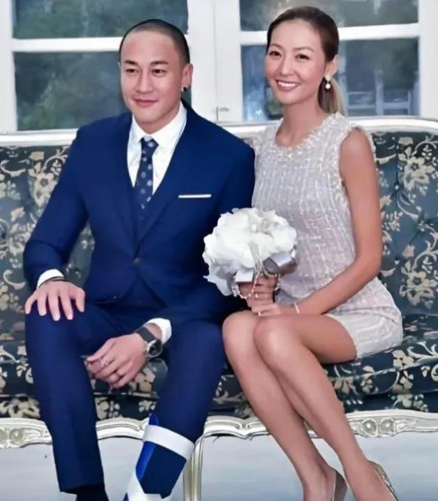 我就感觉啊，
何润东和他老婆准能成娱乐圈的模范夫妻。你瞧，他老婆林姵希就是个普普
