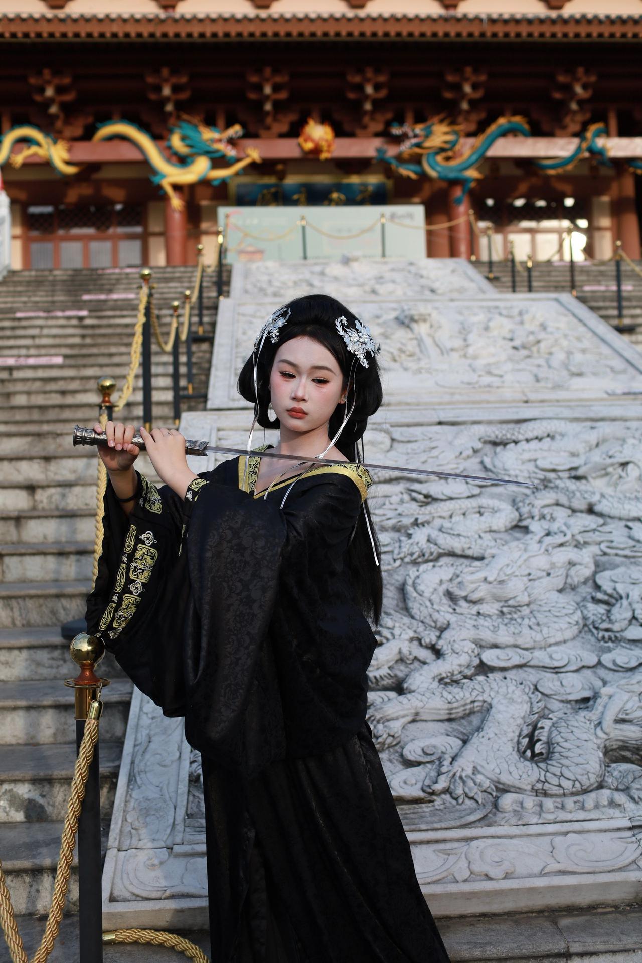 黑龙袍汉装 汉服之美在华夏 黑金汉服 城墙战国袍 汉民族传统服饰
