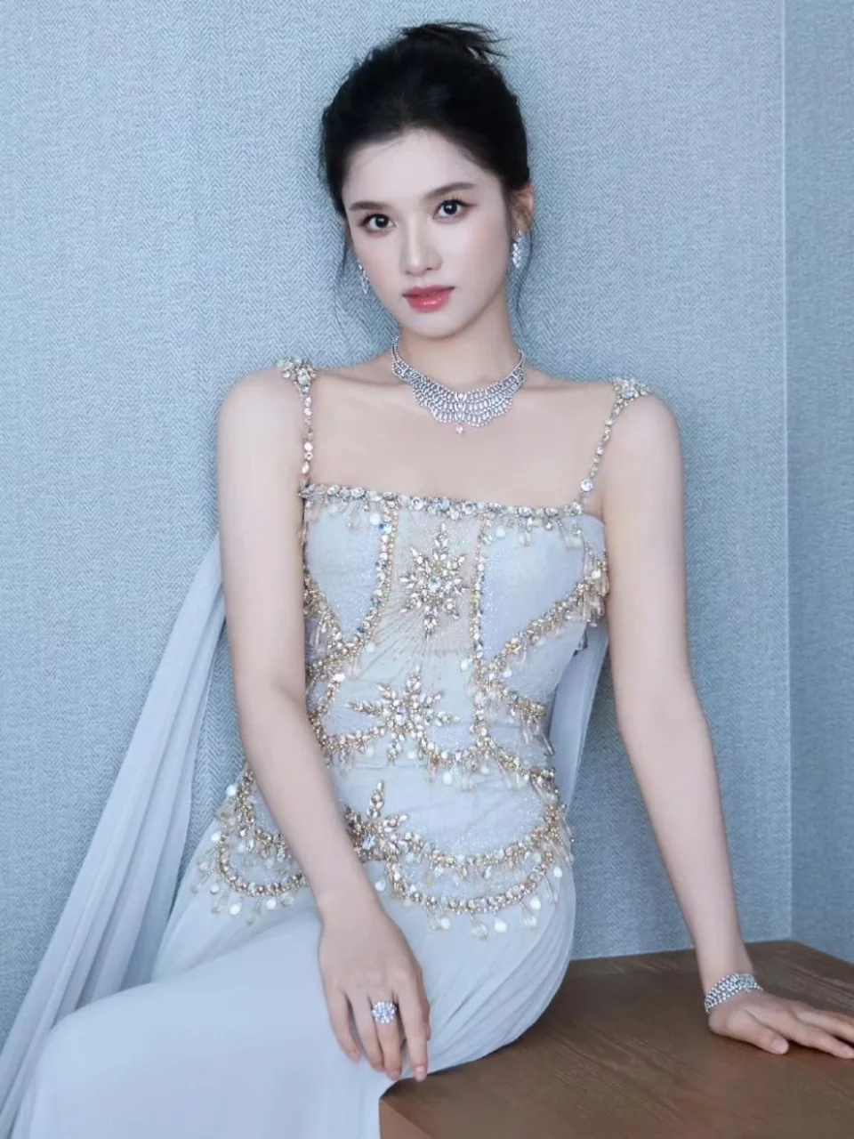 张婧仪蓝色吊带亮钻长裙