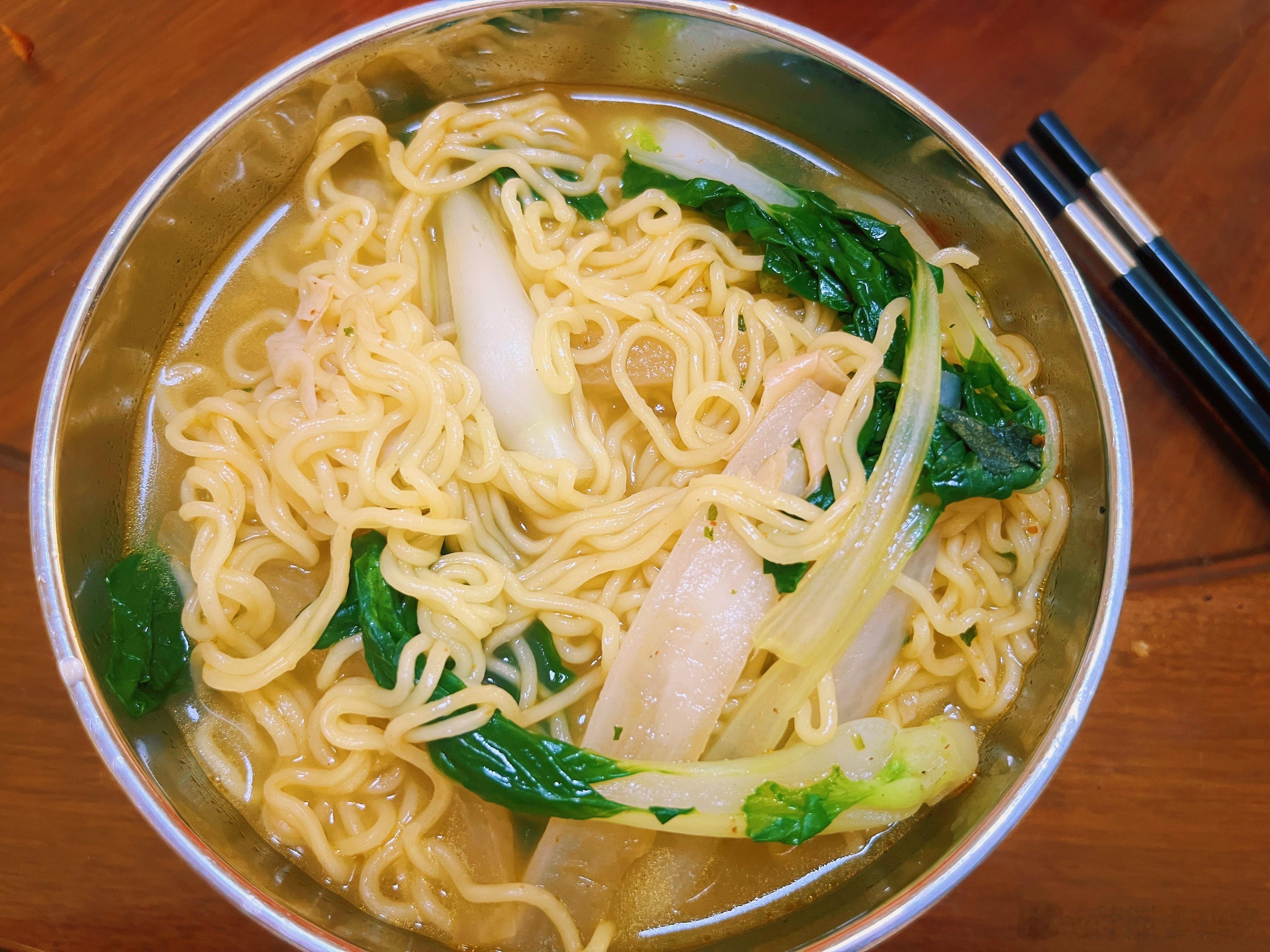 懒人午餐，本来想加个鸡蛋，懒得煎了🍜 ​​​