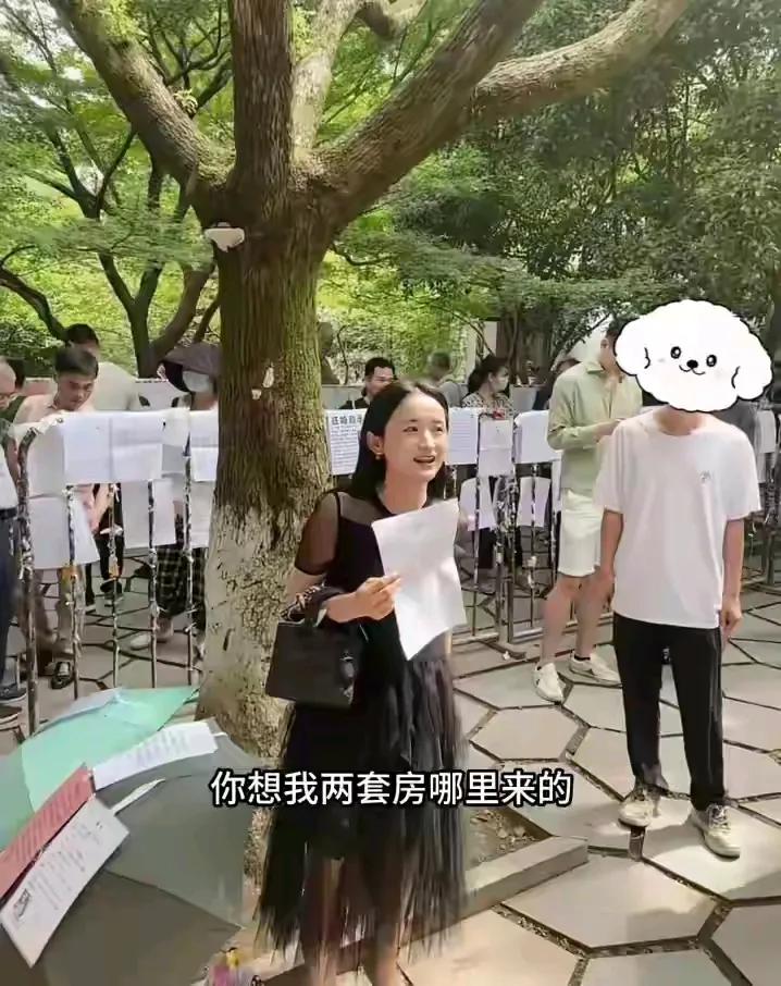 她一直在网上咋呼她优质，有房有车有存款，年收入还不低。搞了半天，房子贷款200多