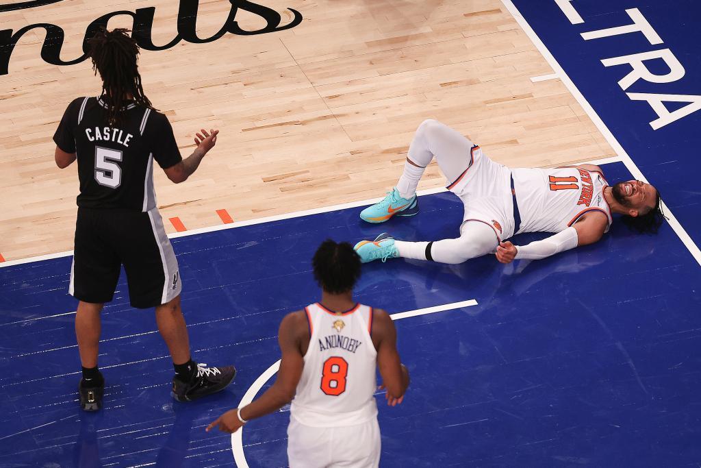 裁判搅局NBA总决赛迈克·布朗教练在发布会开始时花了将近5分钟抱怨裁判的判罚，从