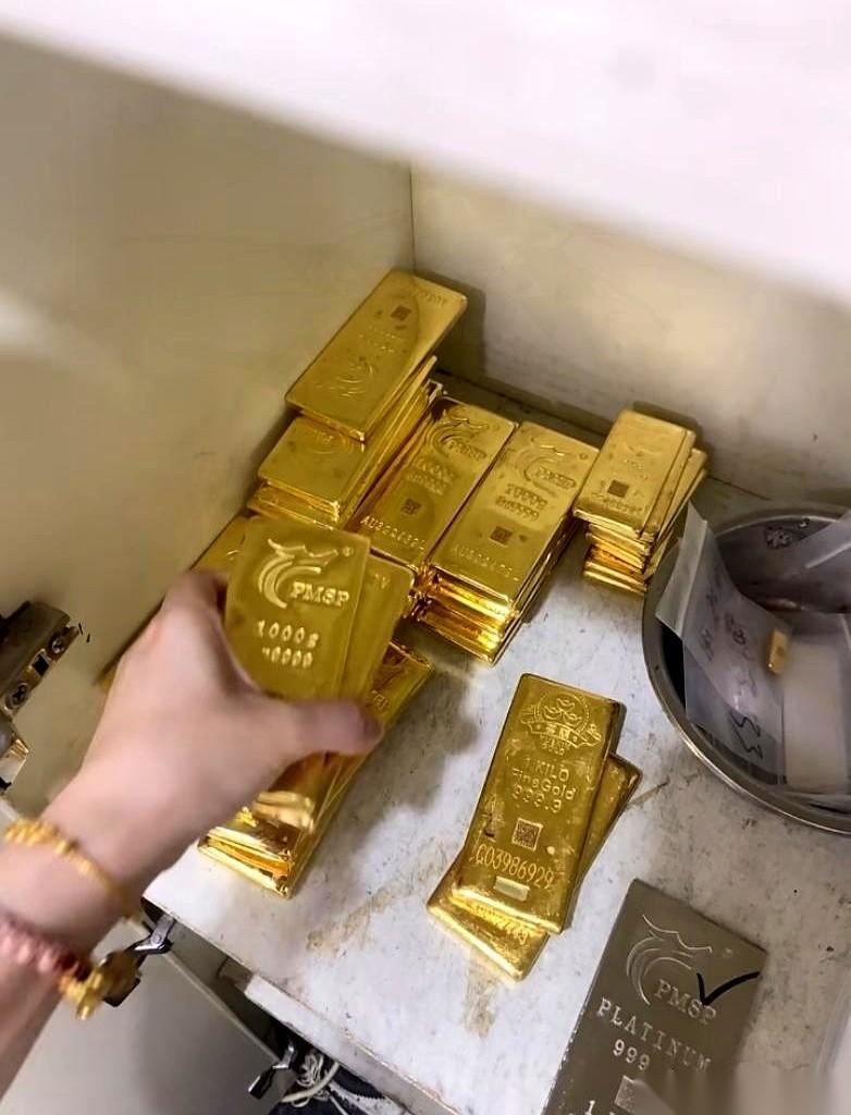 就出门买瓶水的工夫，手机在兜里震得发烫。
打开一看，上百条未读消息挤爆了屏幕，我